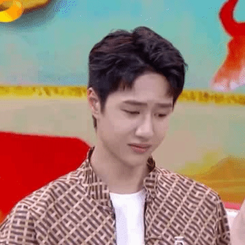 惊了！王一博巴黎看秀竟跟精灵公主丽芙泰勒同框了！